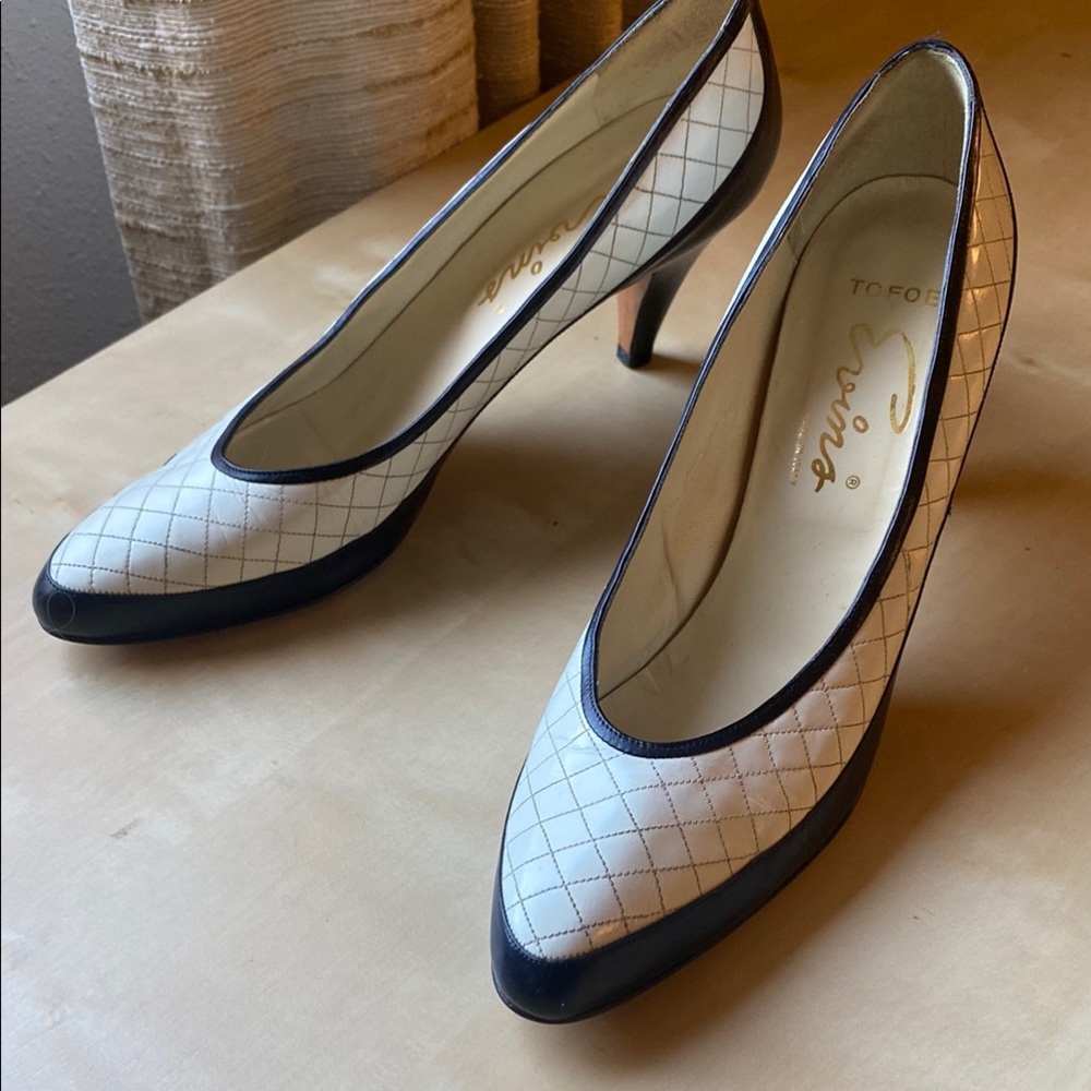 Evins TOFOE Vintage Italia White and Black Pumps